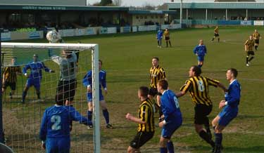 Yeltz defend a City corner